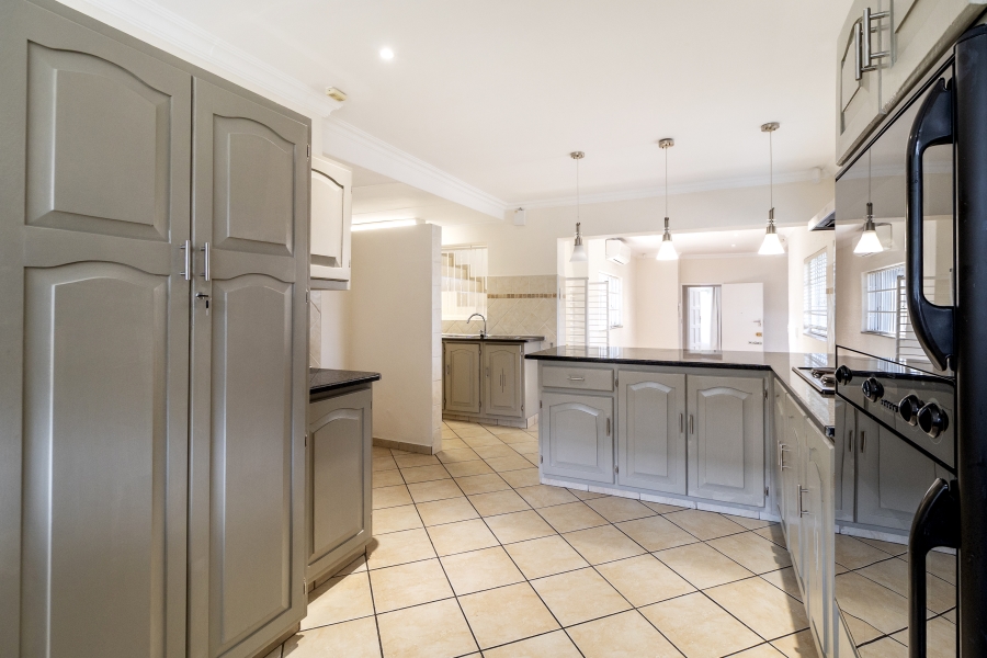 5 Bedroom Property for Sale in Ashlea Gardens Gauteng