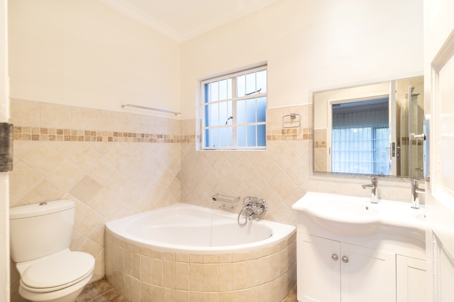 5 Bedroom Property for Sale in Ashlea Gardens Gauteng