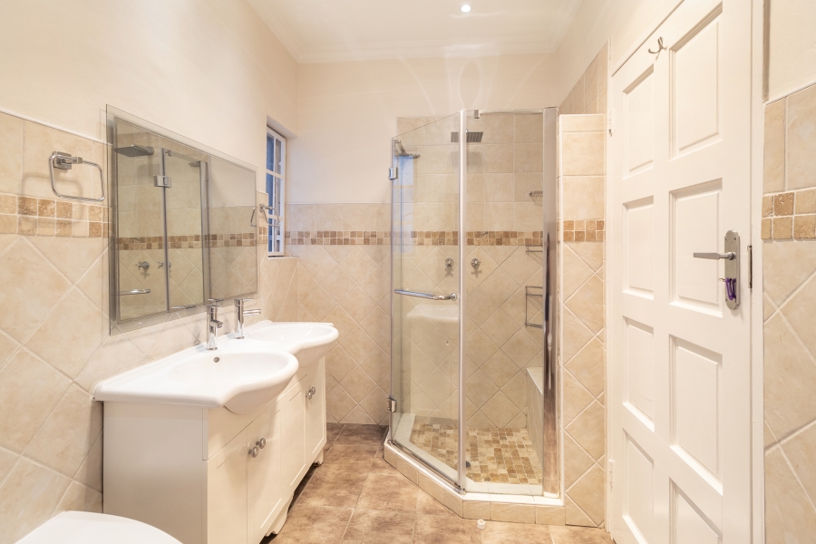 5 Bedroom Property for Sale in Ashlea Gardens Gauteng
