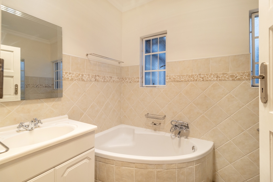 5 Bedroom Property for Sale in Ashlea Gardens Gauteng