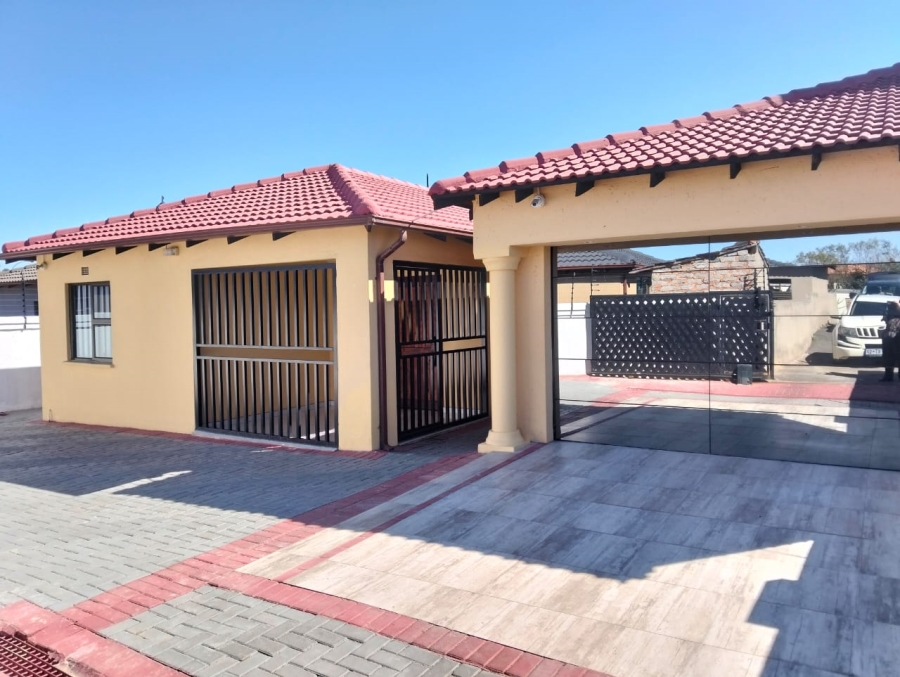 4 Bedroom Property for Sale in Klippoortje Gauteng