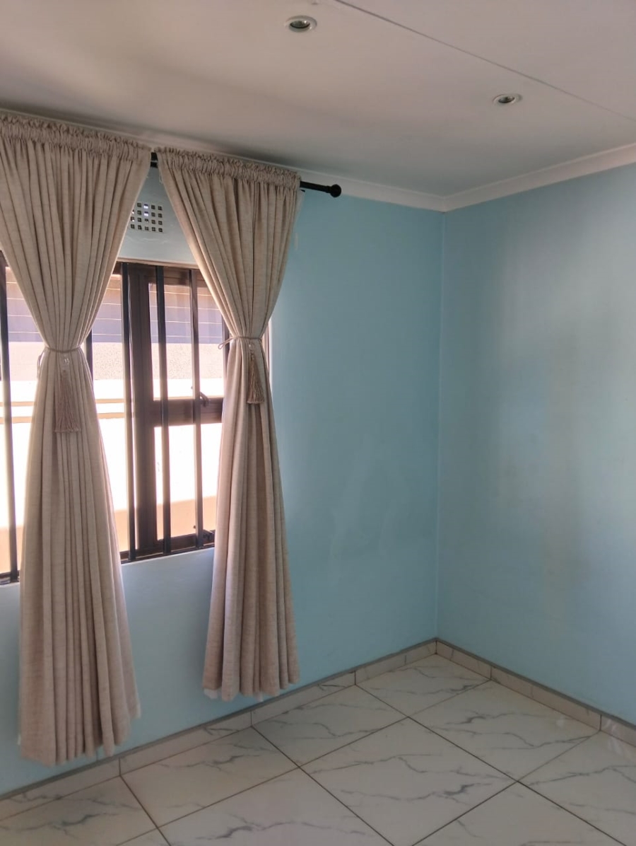 4 Bedroom Property for Sale in Klippoortje Gauteng