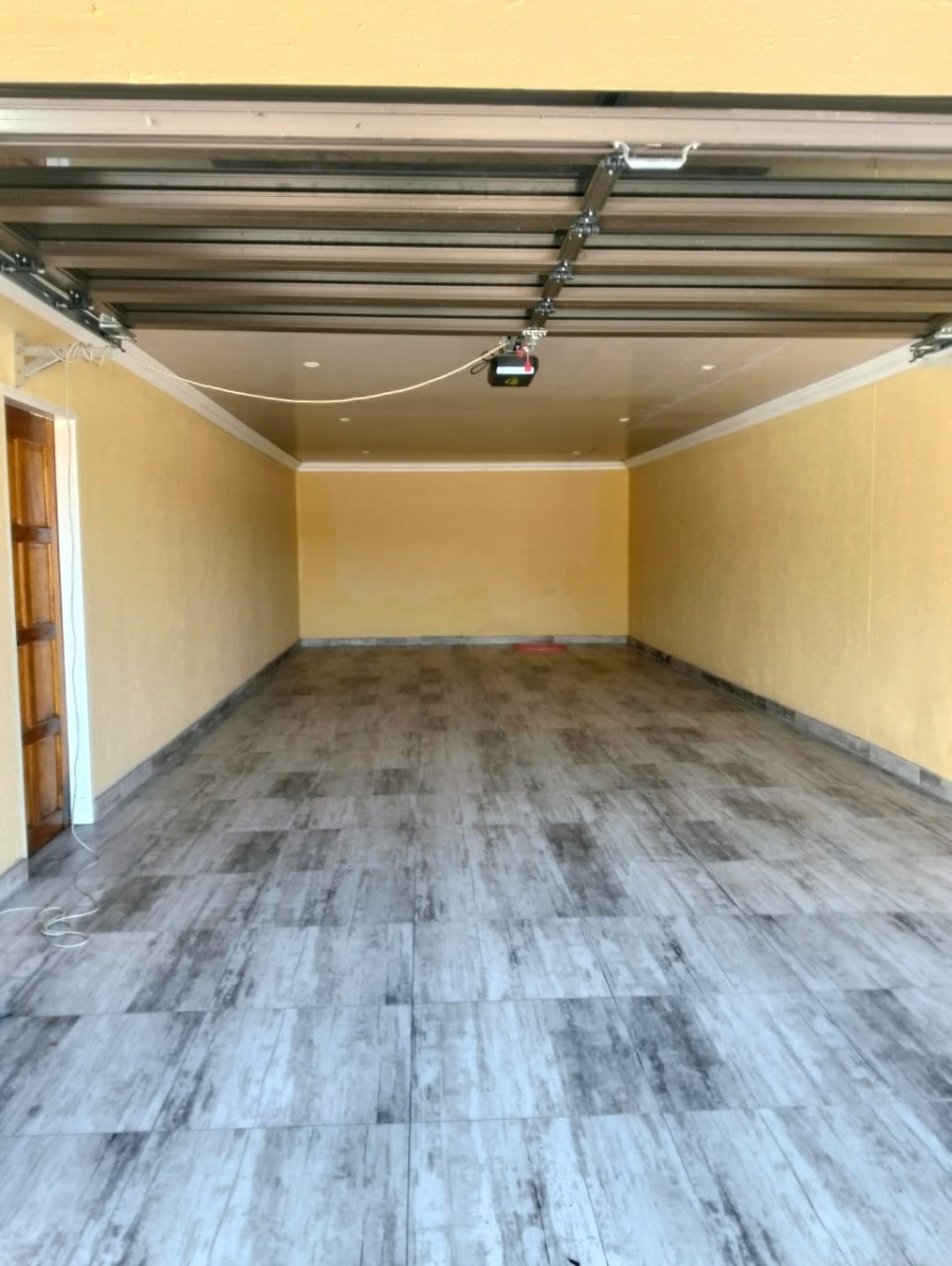 4 Bedroom Property for Sale in Klippoortje Gauteng