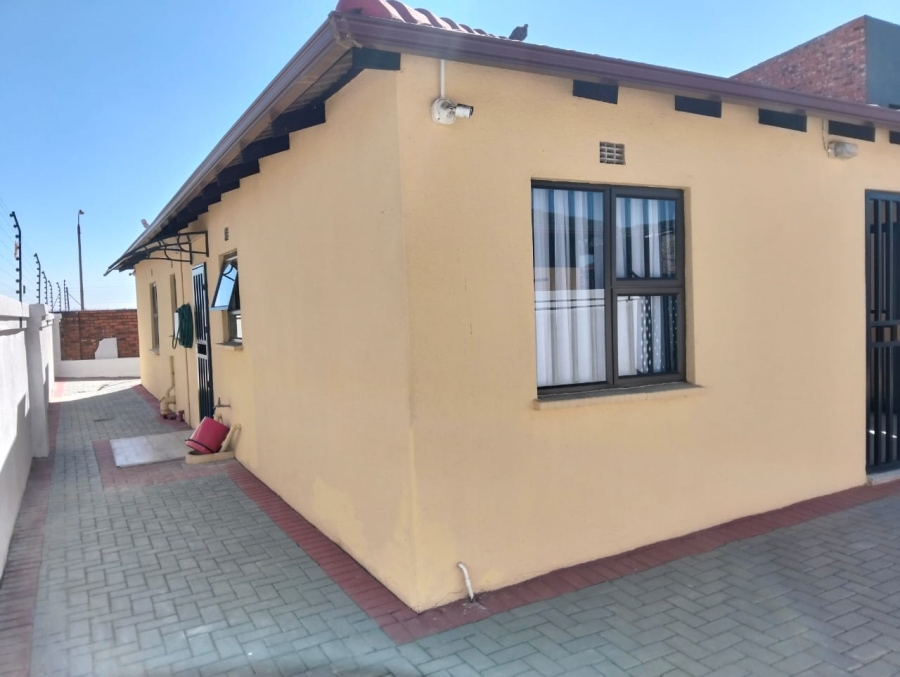 4 Bedroom Property for Sale in Klippoortje Gauteng