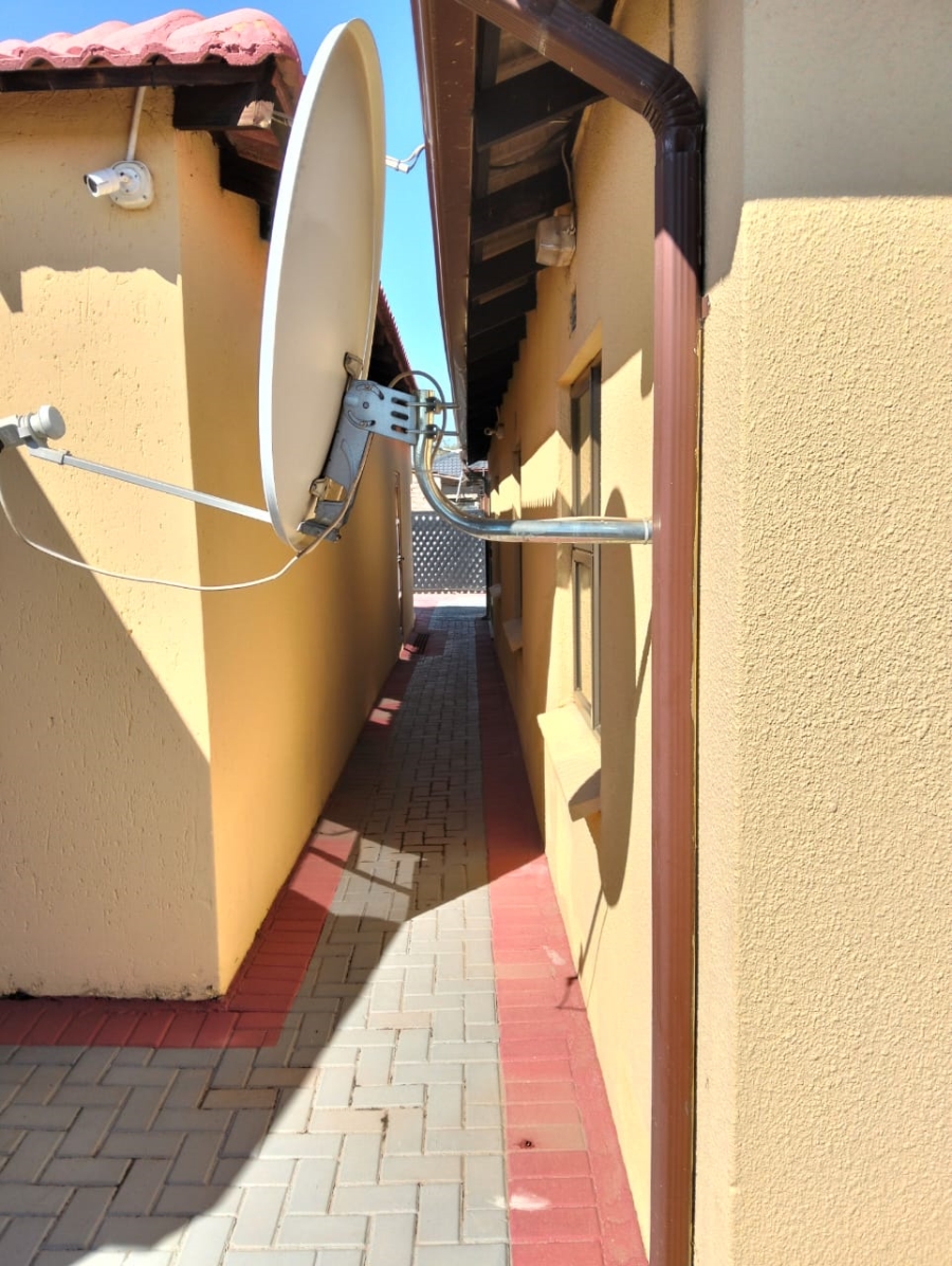 4 Bedroom Property for Sale in Klippoortje Gauteng