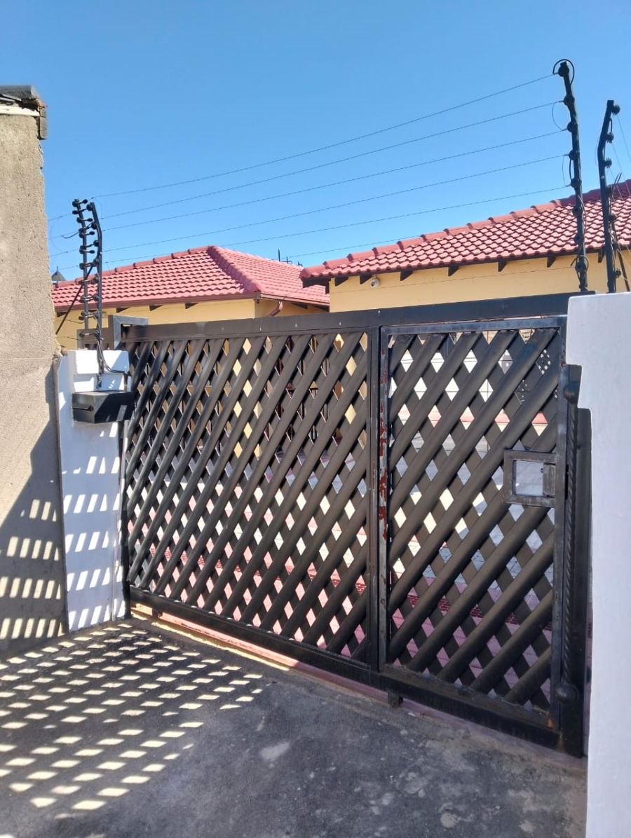 4 Bedroom Property for Sale in Klippoortje Gauteng