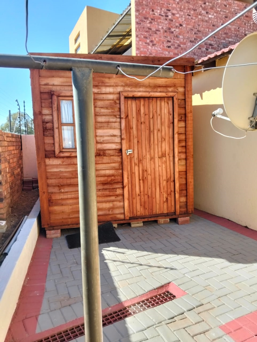 4 Bedroom Property for Sale in Klippoortje Gauteng