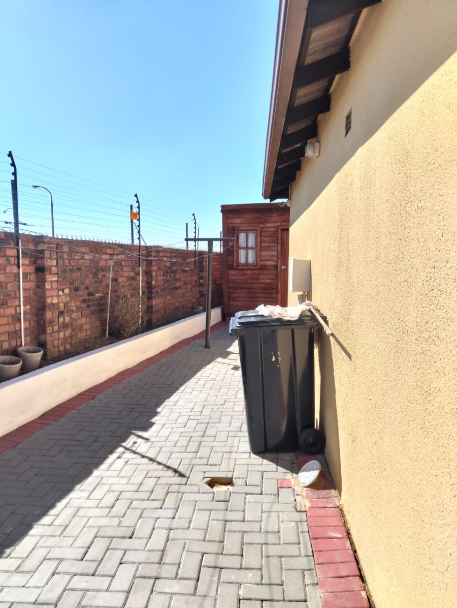 4 Bedroom Property for Sale in Klippoortje Gauteng