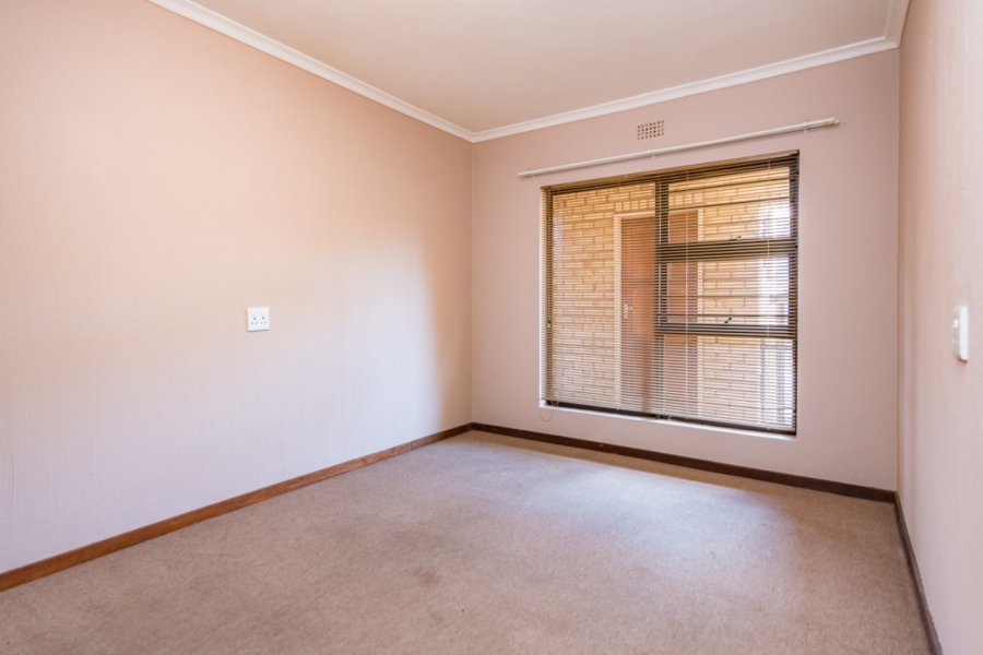 To Let 2 Bedroom Property for Rent in Monument Gauteng