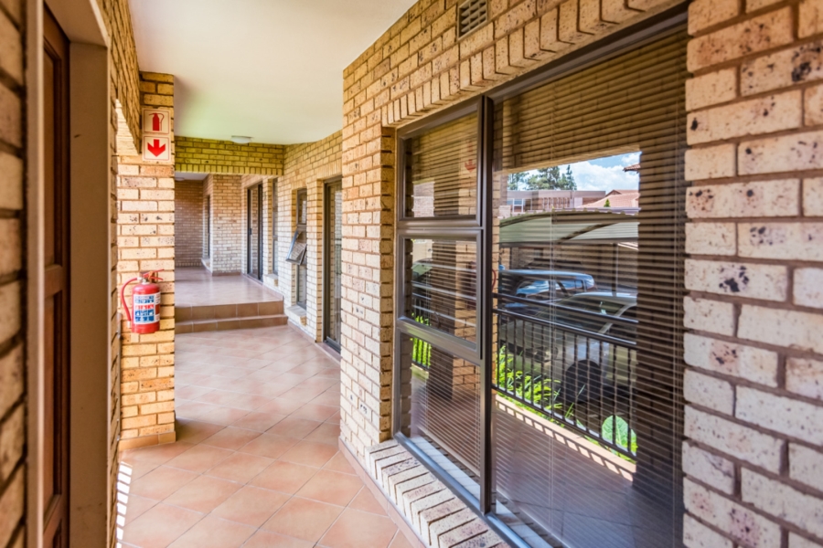 To Let 2 Bedroom Property for Rent in Monument Gauteng
