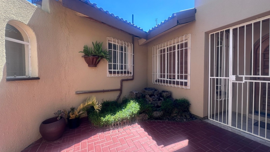 4 Bedroom Property for Sale in Mackenzieville Gauteng