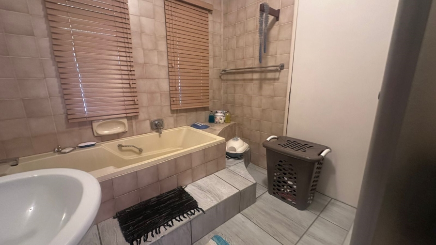 4 Bedroom Property for Sale in Mackenzieville Gauteng