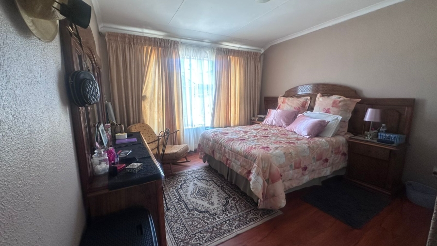 4 Bedroom Property for Sale in Mackenzieville Gauteng