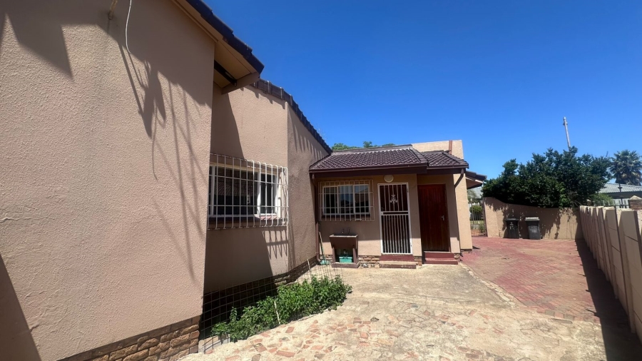 4 Bedroom Property for Sale in Mackenzieville Gauteng