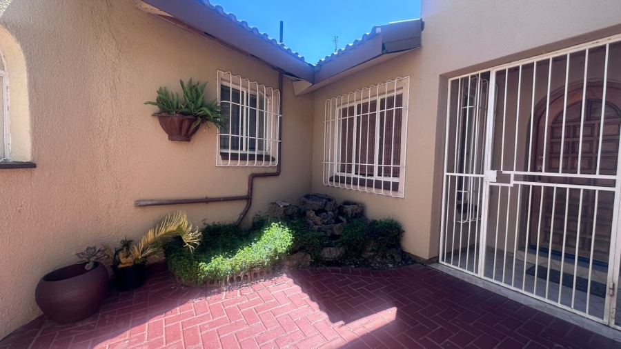 4 Bedroom Property for Sale in Mackenzieville Gauteng