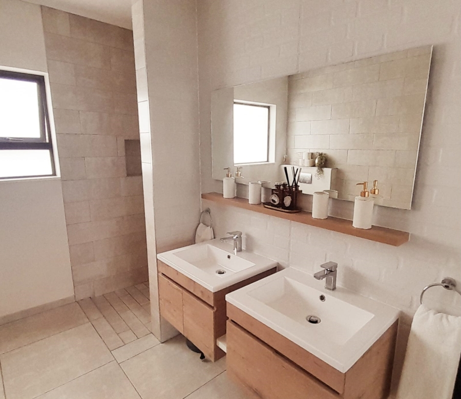 5 Bedroom Property for Sale in Amorosa Gauteng