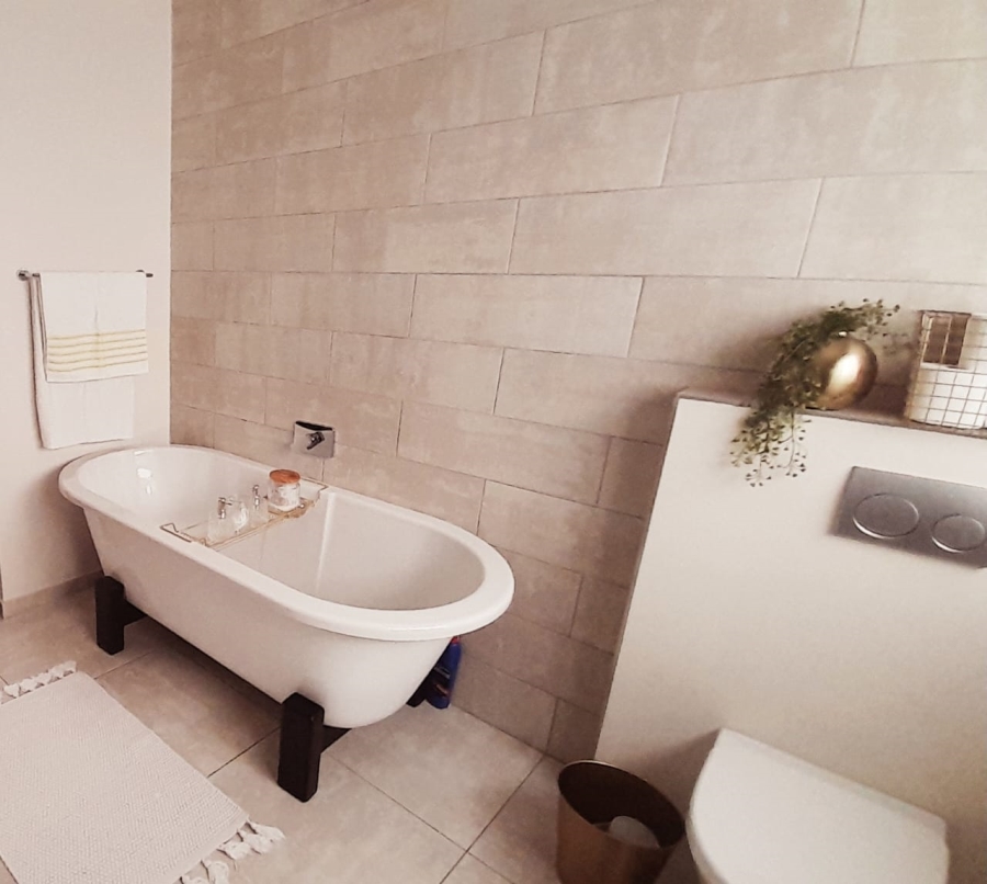 5 Bedroom Property for Sale in Amorosa Gauteng