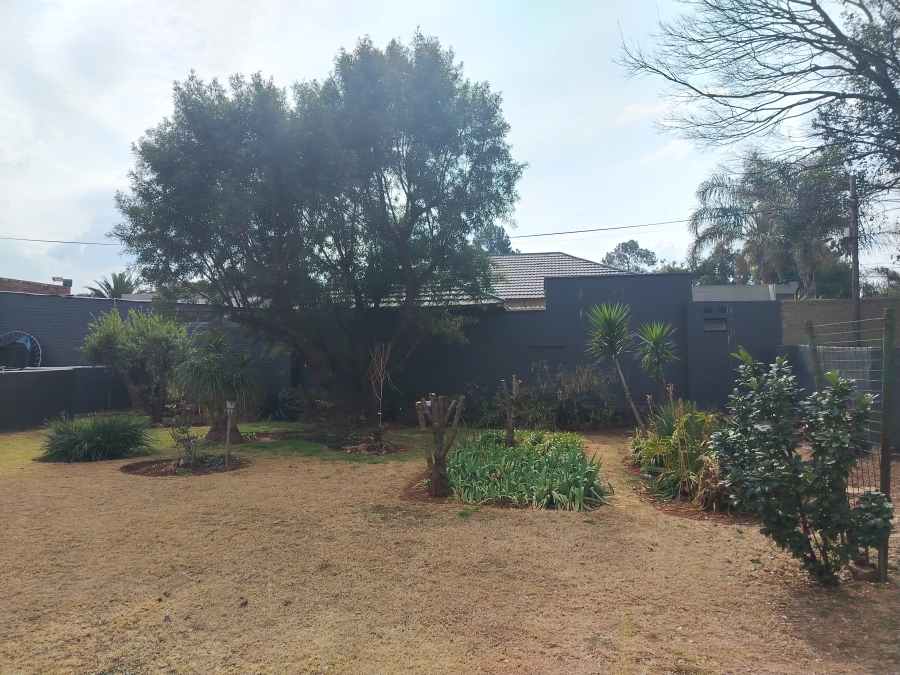 To Let 3 Bedroom Property for Rent in Selection Park Gauteng