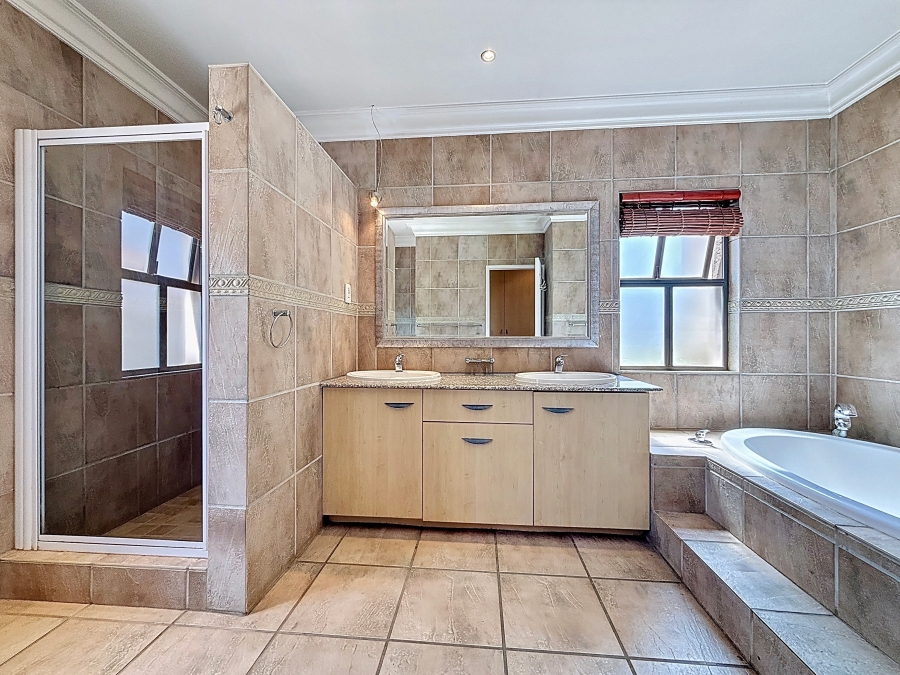 4 Bedroom Property for Sale in Silver Lakes Golf Estate Gauteng