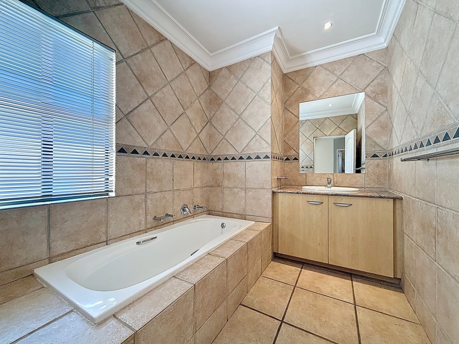 4 Bedroom Property for Sale in Silver Lakes Golf Estate Gauteng