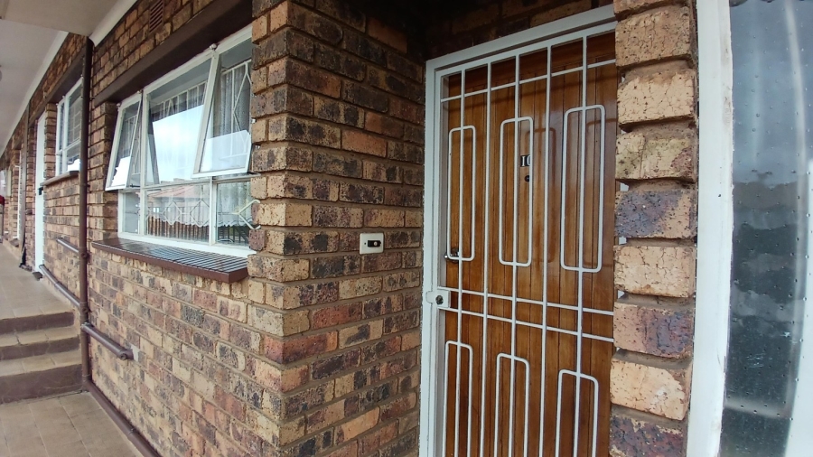 To Let 2 Bedroom Property for Rent in New Redruth Gauteng