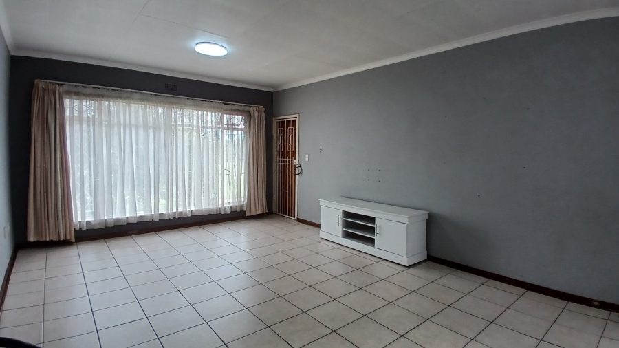 To Let 2 Bedroom Property for Rent in New Redruth Gauteng