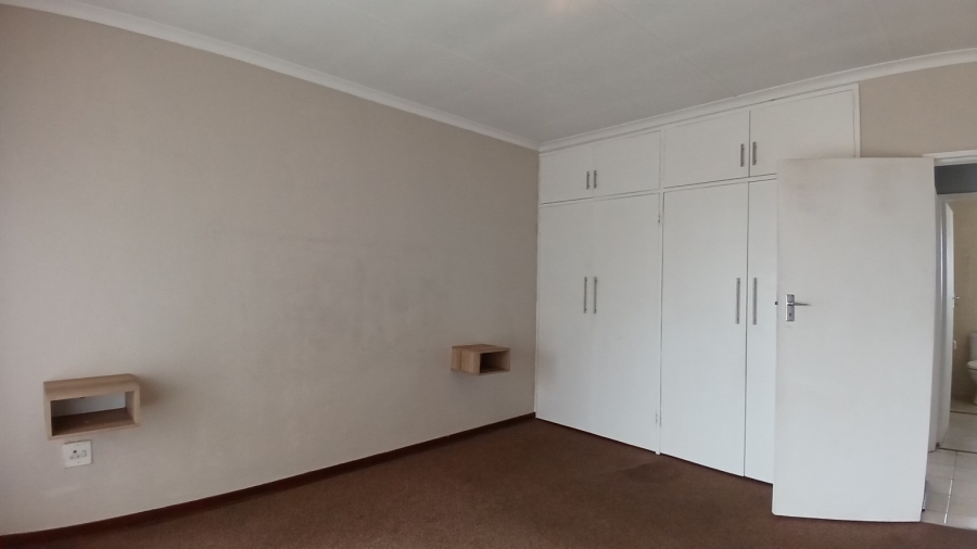 To Let 2 Bedroom Property for Rent in New Redruth Gauteng