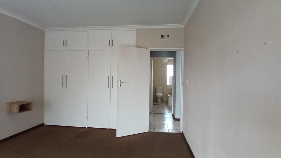 To Let 2 Bedroom Property for Rent in New Redruth Gauteng