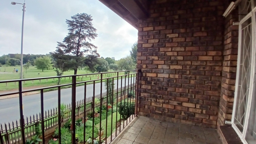 To Let 2 Bedroom Property for Rent in New Redruth Gauteng