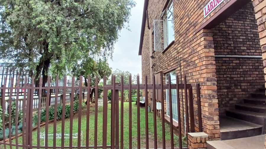To Let 2 Bedroom Property for Rent in New Redruth Gauteng