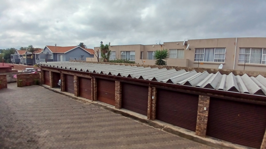 To Let 2 Bedroom Property for Rent in New Redruth Gauteng