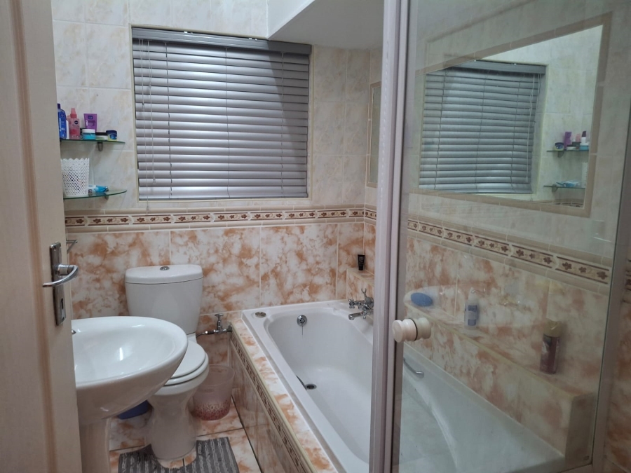 2 Bedroom Property for Sale in Greenhills Gauteng