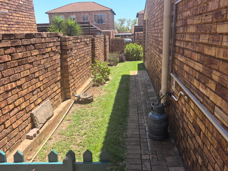 2 Bedroom Property for Sale in Wilgeheuwel Gauteng