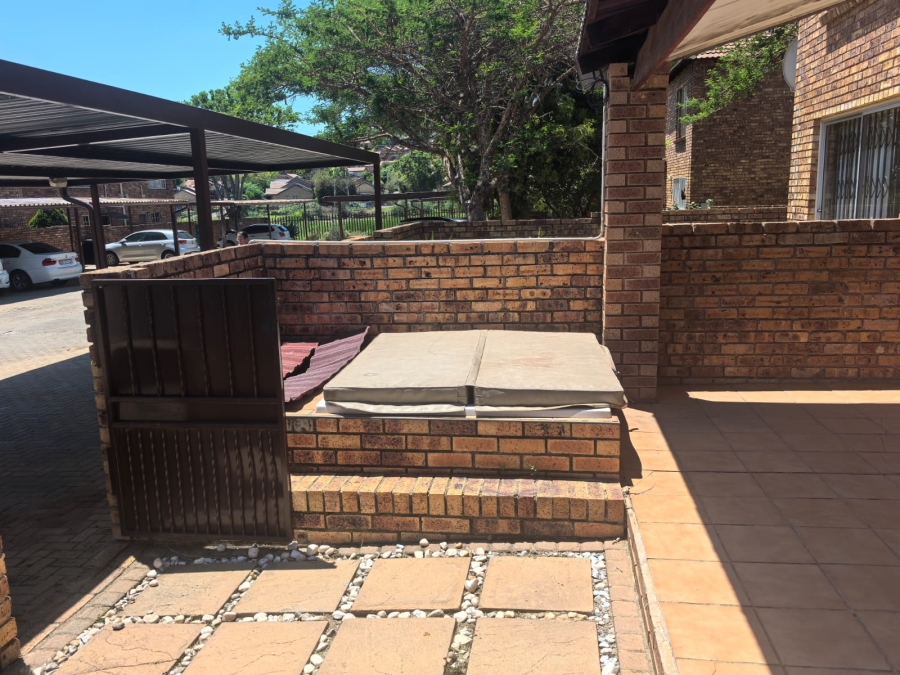 2 Bedroom Property for Sale in Wilgeheuwel Gauteng