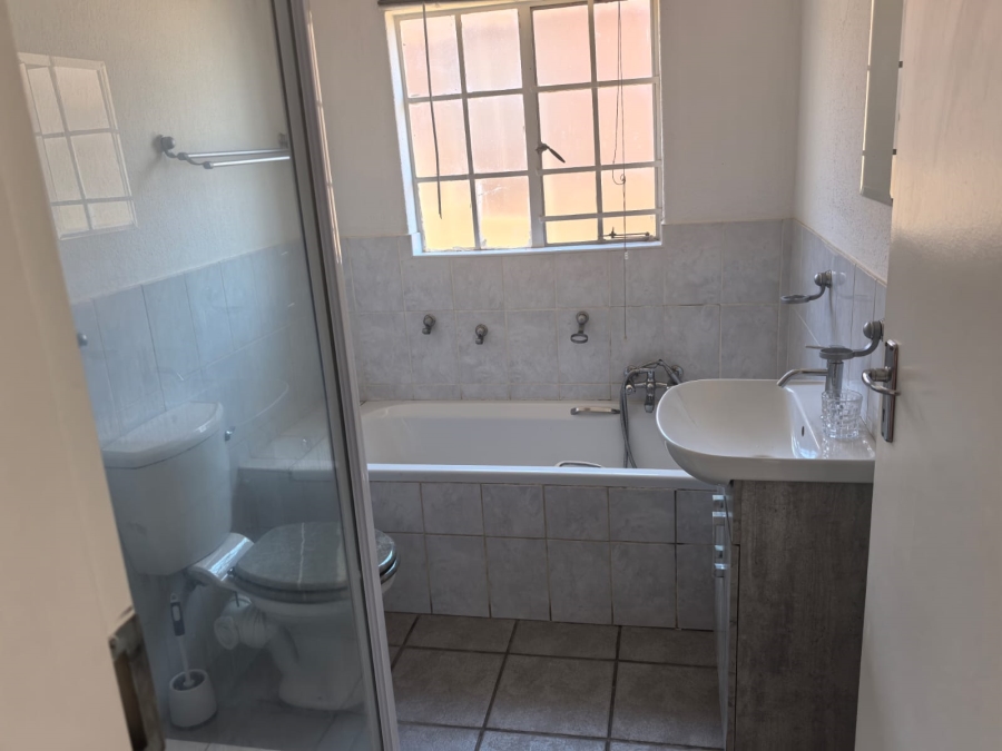 2 Bedroom Property for Sale in Wilgeheuwel Gauteng