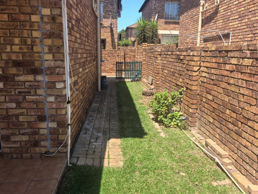 2 Bedroom Property for Sale in Wilgeheuwel Gauteng