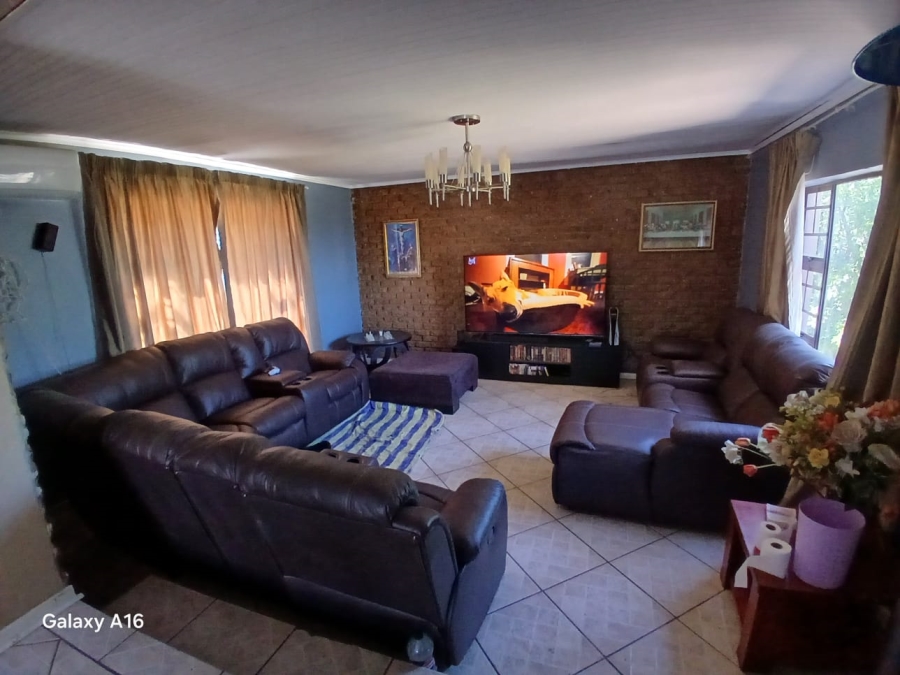 4 Bedroom Property for Sale in Vaaloewer Gauteng