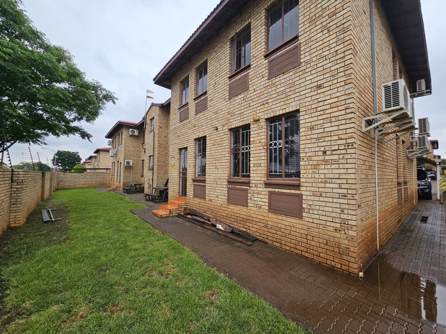 To Let commercial Property for Rent in Die Hoewes Gauteng