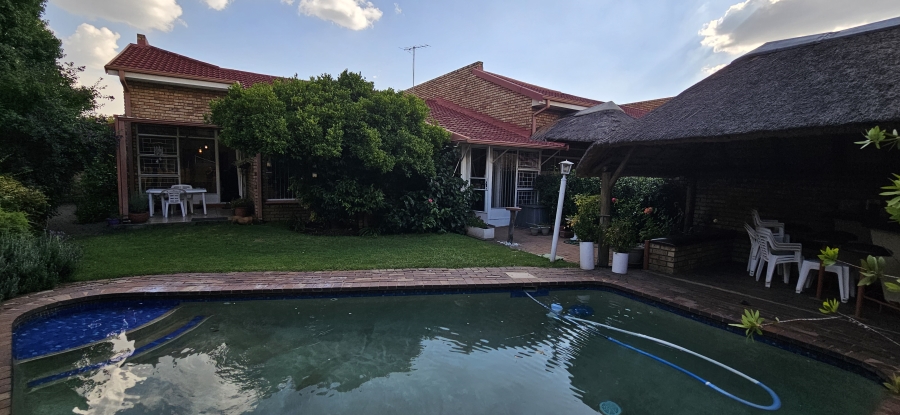 4 Bedroom Property for Sale in Three Rivers Proper Gauteng