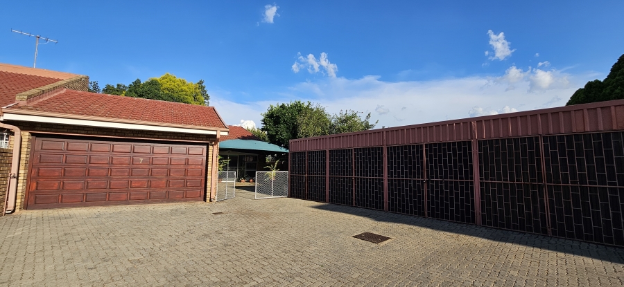 4 Bedroom Property for Sale in Three Rivers Proper Gauteng