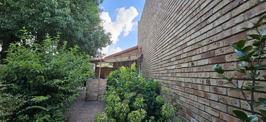 4 Bedroom Property for Sale in Three Rivers Proper Gauteng