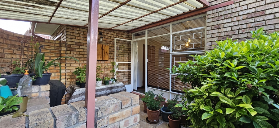 4 Bedroom Property for Sale in Three Rivers Proper Gauteng