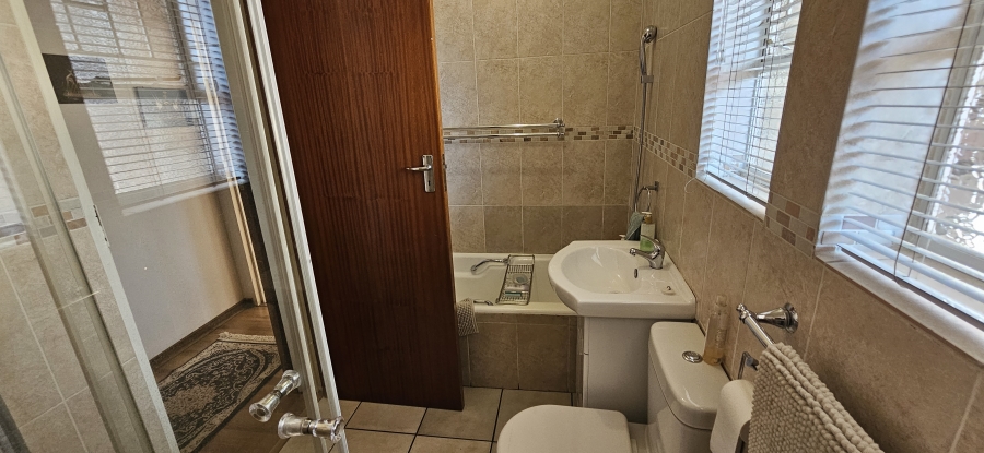 4 Bedroom Property for Sale in Three Rivers Proper Gauteng