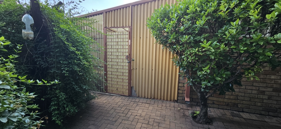 4 Bedroom Property for Sale in Three Rivers Proper Gauteng