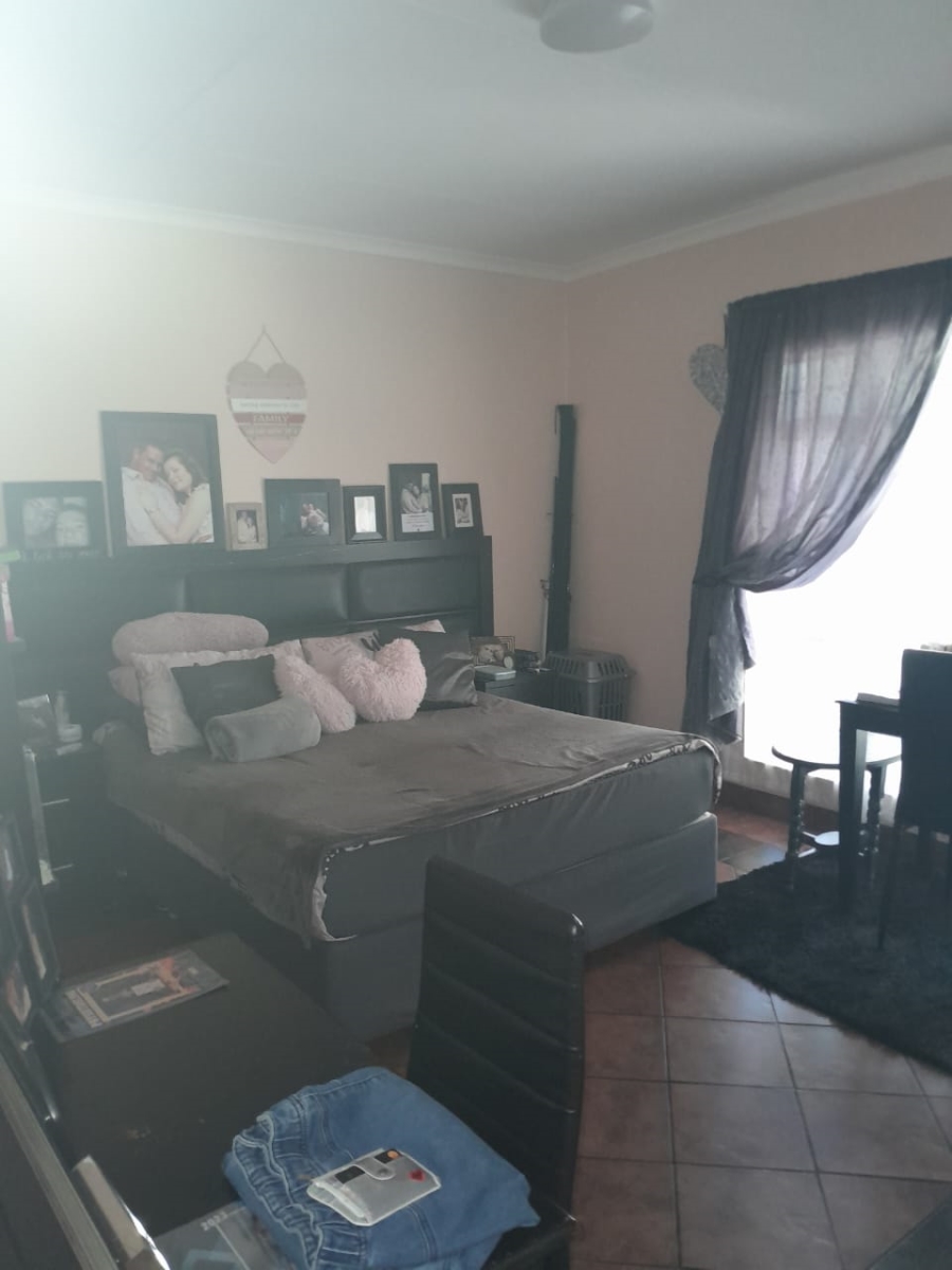 5 Bedroom Property for Sale in Unitas Park Gauteng