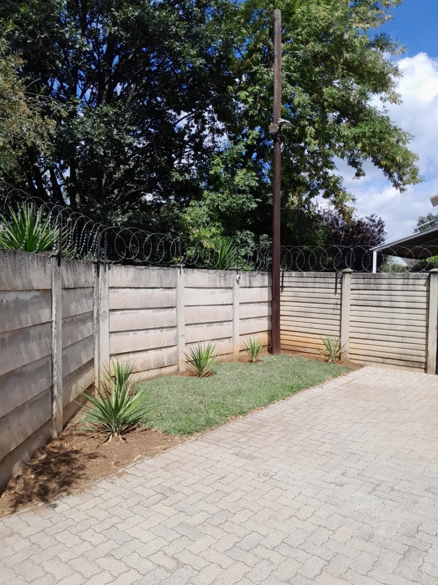 5 Bedroom Property for Sale in Unitas Park Gauteng