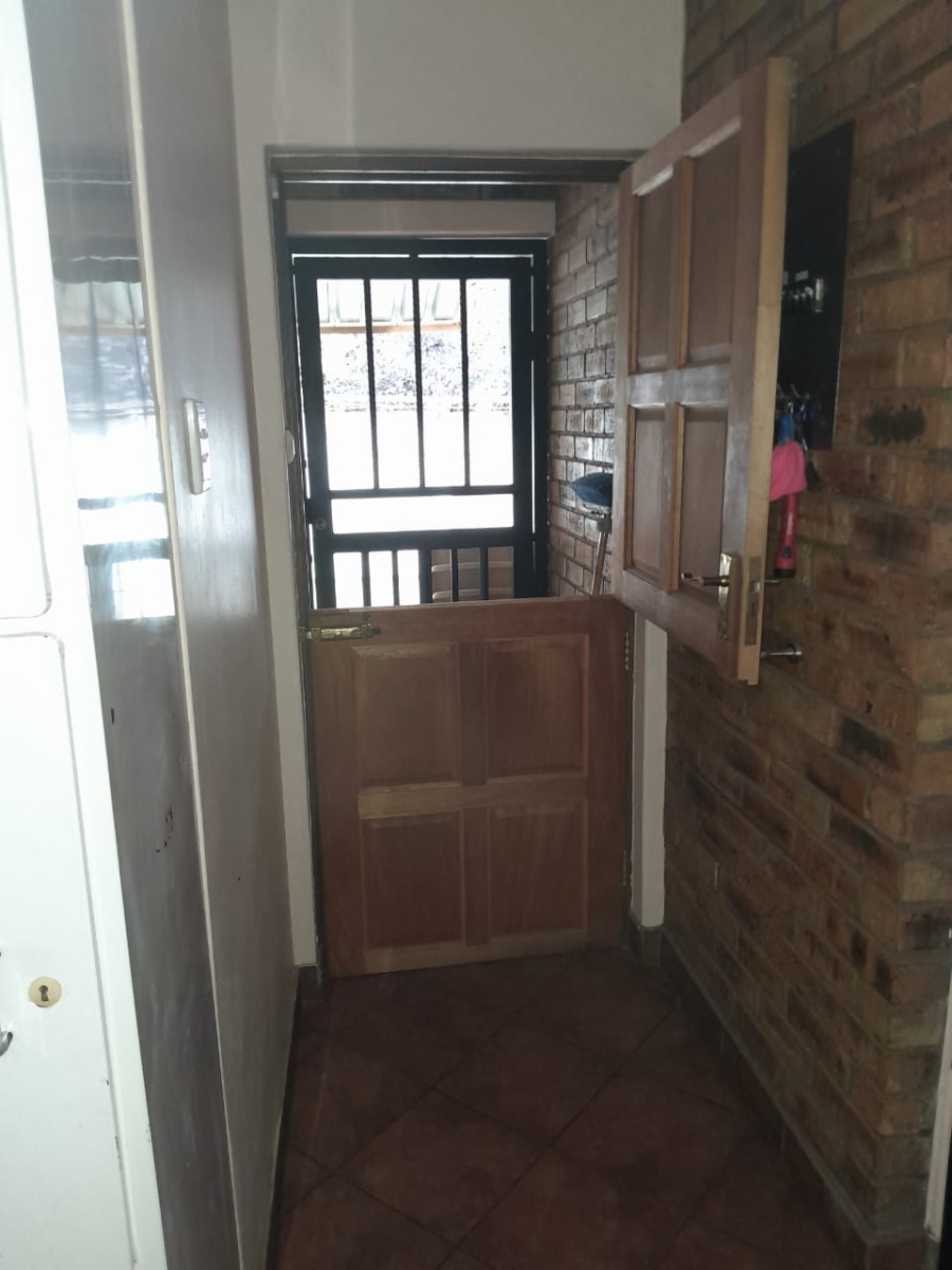 5 Bedroom Property for Sale in Unitas Park Gauteng