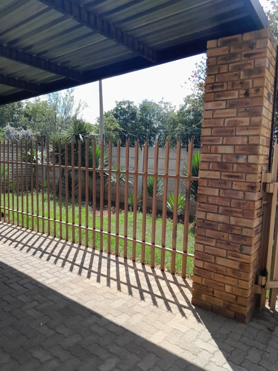 5 Bedroom Property for Sale in Unitas Park Gauteng
