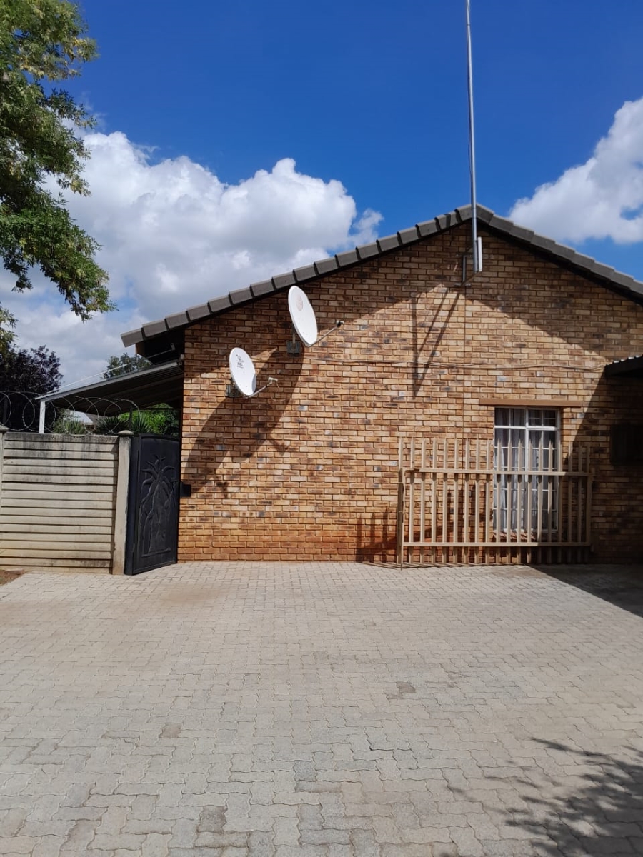 5 Bedroom Property for Sale in Unitas Park Gauteng