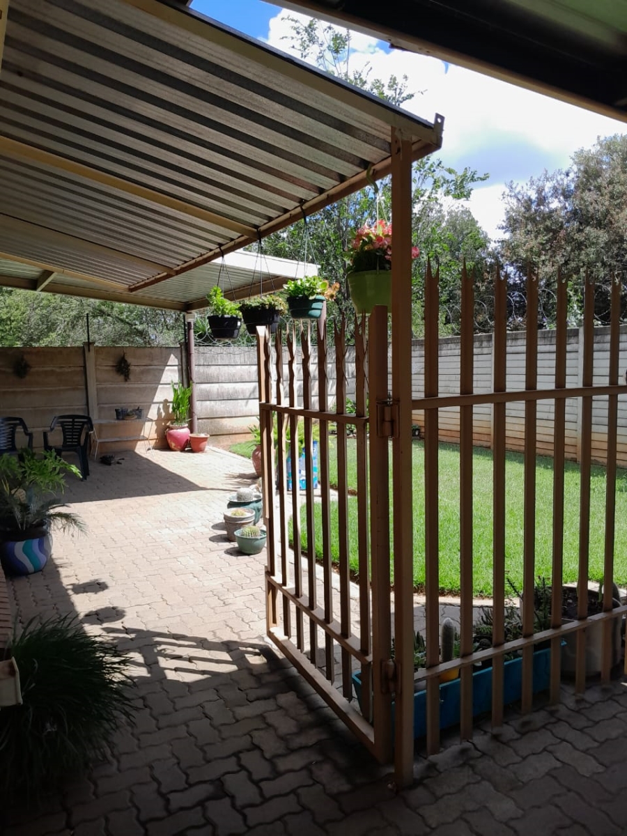 5 Bedroom Property for Sale in Unitas Park Gauteng